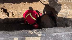 نجات جان کارگر از زیر ریزش سنگ‌های چندصد کیلوگرمی در اردبیل؛ ریزش مجدد پس از تخلیه مصدوم
