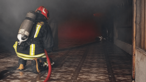 نجات ۱۰ نفر از آتش‌سوزی شدید در پارکینگ ساختمان داروپخش اردبیل