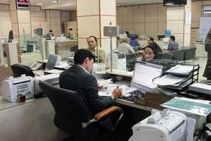 تغییر ساعت کاری ادارات و بانک‌ها از یکشنبه ۱۵ شهریور اجرایی می‌شود  به گزارش خبرنگار پایگاه خبری صنوف اردبیل، سخنگوی سازمان اداری و استخدامی کشور اعلام کرد بخشنامه مربوط به تغییر ساعت کاری ادارات و بانک‌ها از روز یکشنبه ۱۵ شهریور ۱۴۰۵ وارد مرحله اجرا می‌شود.  وی افزود بخشنامه جدید روز شنبه ۱۴ شهریور، یک روز پیش از پایان مهلت بخشنامه قبلی، از سوی سازمان اداری و استخدامی اعلام خواهد شد.  سخنگوی سازمان اداری و استخدامی کشور تأکید کرد هم‌زمان با تغییر ساعت کاری دستگاه‌های دولتی، بانک‌ها نیز از یکشنبه ۱۵ شهریور باید مطابق دستورالعمل‌های جدید فعالیت کنند و ساعت خدمت‌رسانی شعب بانکی متناسب با سیاست‌های جدید تنظیم خواهد شد.  پایان پیام #صنوف_اردبیل