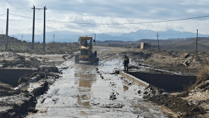 تلاش راهداران برای بازگشایی ۱۵ روستای مسدودشده در گرمی و انگوت پس از سیلاب
