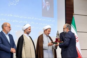 انتخاب دادستان اردبیل به عنوان دادستان برتر ملی و دریافت نشان شایستگی عدلیه